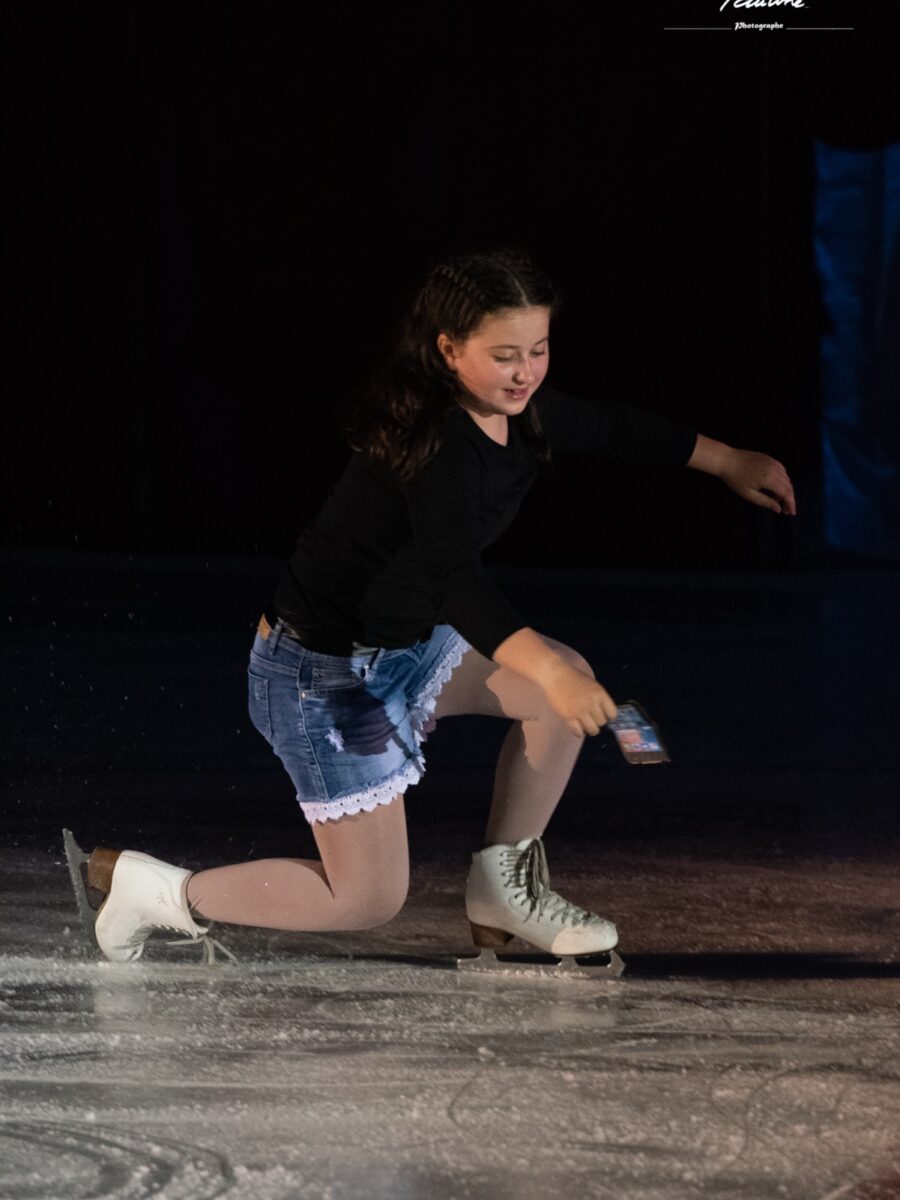 Jeune enfant en tenue de patinage sur la glace