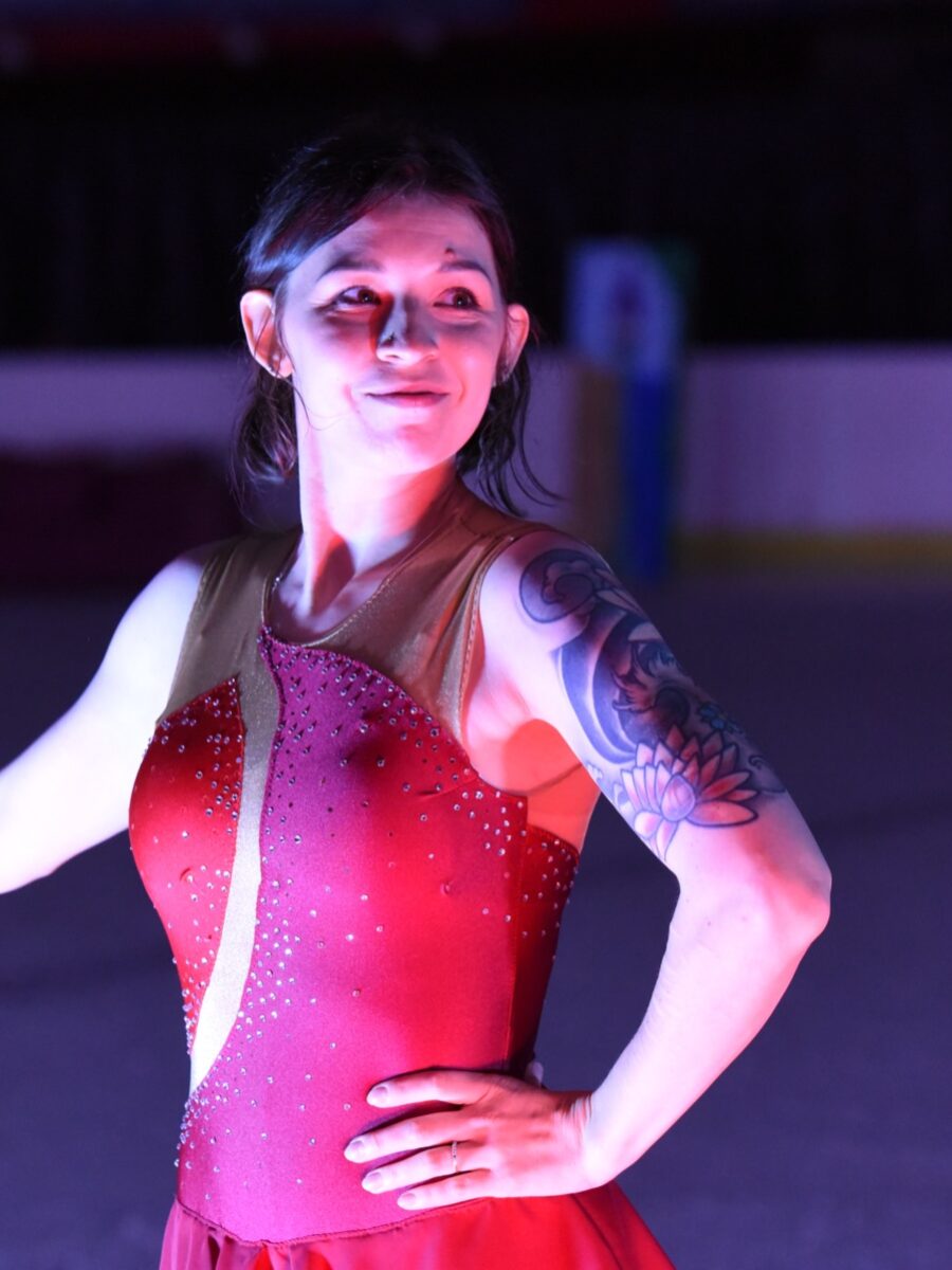 Patineuse adulte sur la glace